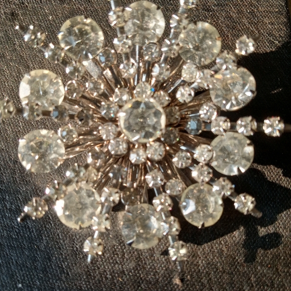 Rhinestone Snowflake Lapel Pin Brooch - Picture 3 of 12
